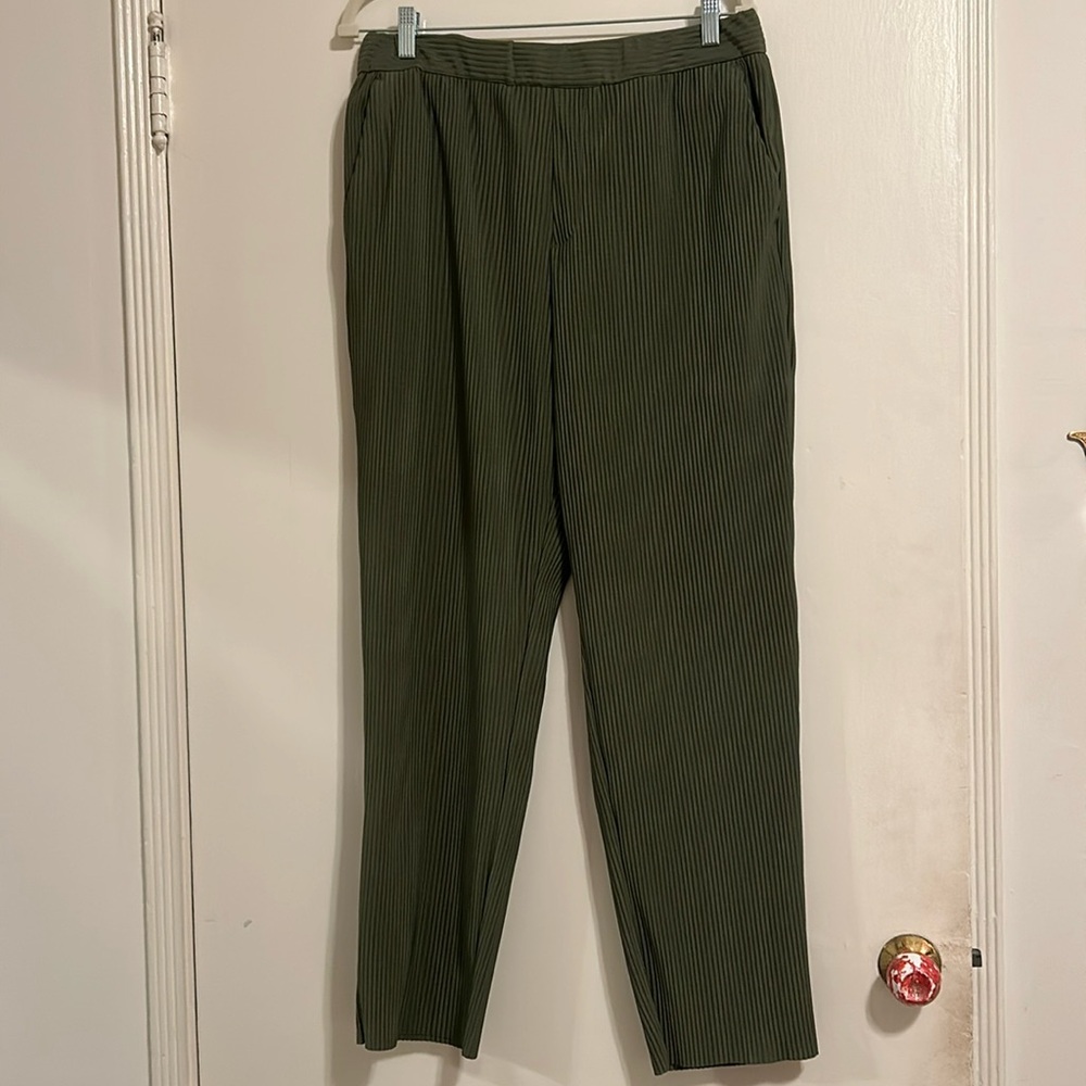 ZARA olive green pleated pants. Size M